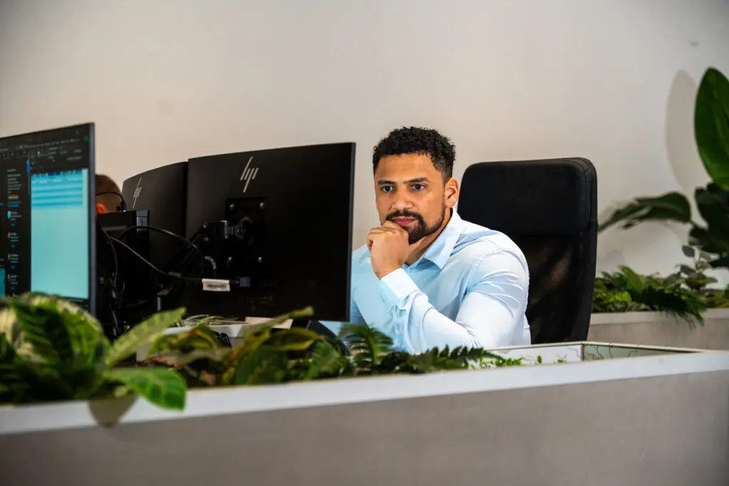 Consultant van ConnectYou denkt na achter zijn scherm