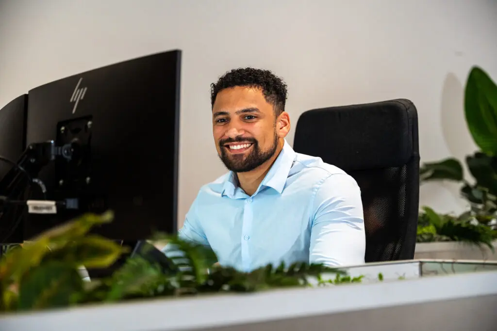 Consultant van ConnectYou aan zijn werkplek