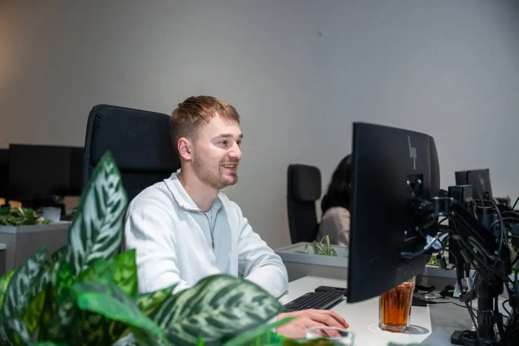 Recruitment consultant van ConnectYou werkt achter zijn computer