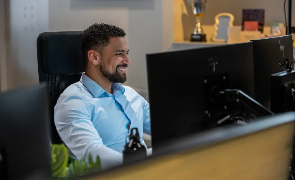 Medewerker van ConnectYou aan zijn bureau
