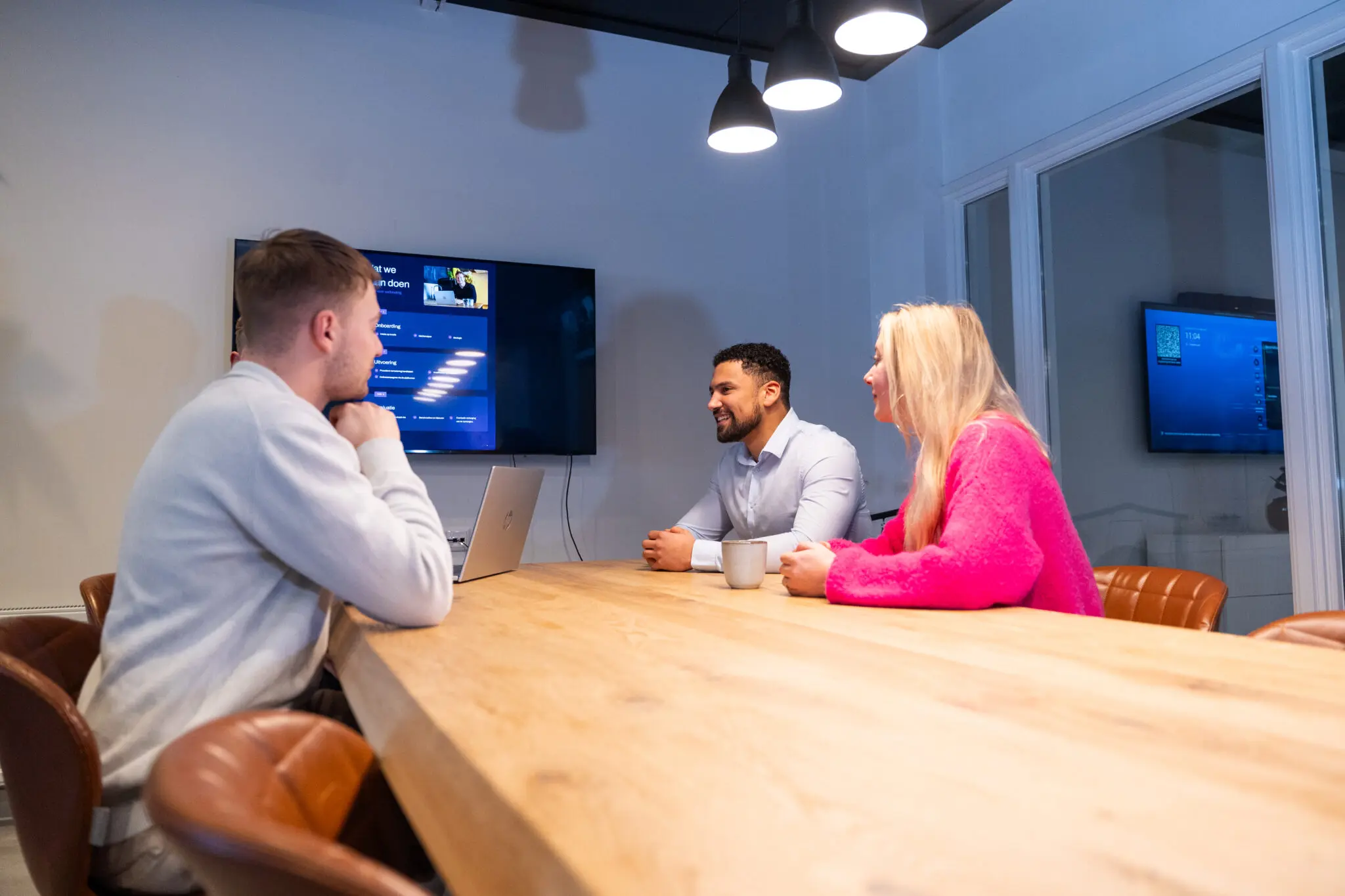 Overleg aan de vergadertafel bij ConnectYou