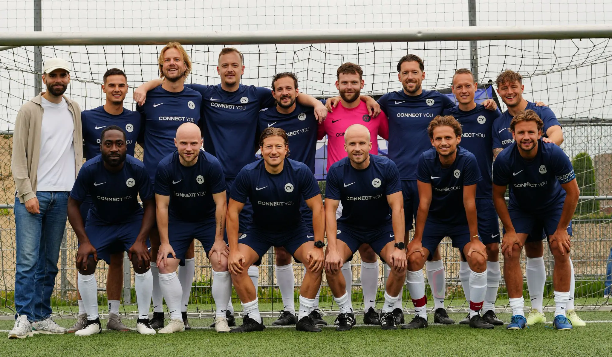 Het voetbalteam van ConnectYou voor het doel